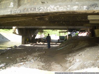 Via de circulación bajo el puente de la Quebrada La Iguana sobre la carrera 65
CEHAP, 2008
Palabras clave: Barrio La Iguaná Medellín