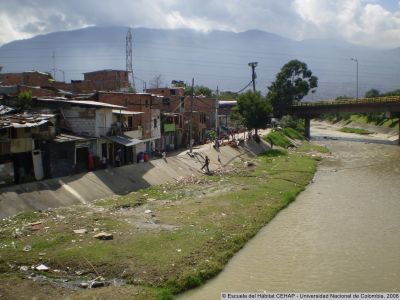Viviendas a orillas de la Quebrada La Iguaná por la carrera 65
CEHAP, 2008
Palabras clave: Barrio La Iguaná Medellín