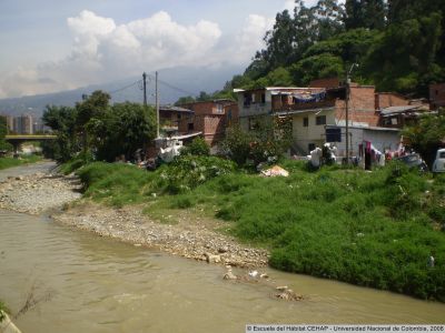 Viviendas a orillas de la Quebrada La Iguaná, Sector El Volador
CEHAP, 2008
Palabras clave: Barrio La Iguaná Medellín Zonas de riesgo