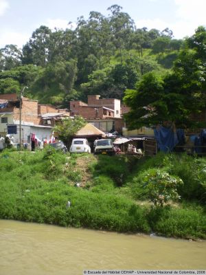 Viviendas a orillas de la Quebrada La Iguaná, Sector El Volador
CEHAP, 2008
Palabras clave: Barrio La Iguaná Medellín