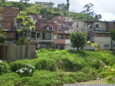 Viviendas a orillas de la Quebrada La Iguaná, Sector El Volador
CEHAP, 2008
