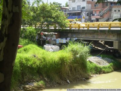 Vivienda informal bajo el Puente sobre La Quebrada La Iguaná en la Carrera 65
CEHAP, 2008
Palabras clave: Quebrada La Iguaná Medellín