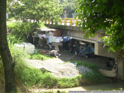 Vivienda informal bajo el Puente sobre La Quebrada La Iguaná en la Carrera 65
CEHAP, 2008
Palabras clave: Quebrada La Iguaná Medellín