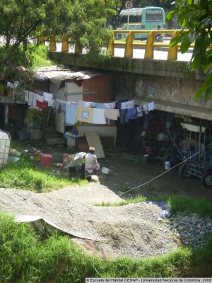 Vivienda informal bajo el Puente sobre La Quebrada La Iguaná en la Carrera 65
CEHAP, 2008
Palabras clave: Quebrada La Iguaná Medellín