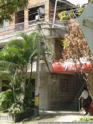 Transformadores y cables eléctricos cercanos a viviendas en el Barrio La Iguaná
CEHAP, 2008
Palabras clave: Barrio La Iguaná Medellín