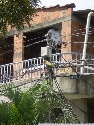 Transformadores y cables eléctricos cercanos a viviendas en el Barrio La Iguaná
CEHAP, 2008
Palabras clave: Barrio La Iguaná Medellín Riesgo Vivienda