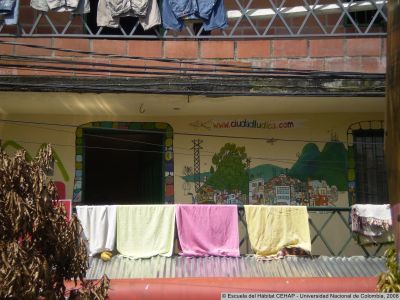 Balcón con tendero de ropa en el Barrio La Iguaná
CEHAP, 2008
Palabras clave: Barrio La Iguaná Medellín