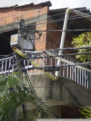 Transformadores y cables eléctricos cercanos a viviendas en el Barrio La Iguaná
CEHAP, 2008
Palabras clave: Barrio La Iguaná Medellín Riesgo Vivienda