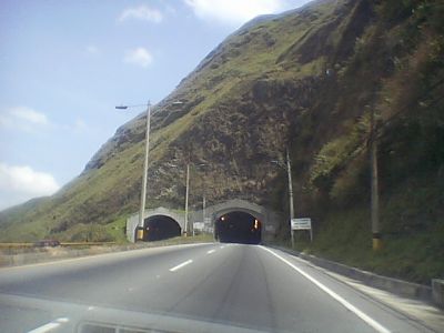 Via Autopista Medellin Bogota entrada al tunel
CEHAP 2005
Palabras clave: VIAS TUNEL