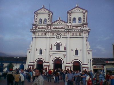 Aglomeracion de feligreses en las afueras de la Iglesia de Guatape
Cehap, 2005
Palabras clave: IGLESIAS GUATAPE