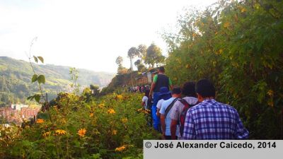 Acto simbólico  de movilización de víctimas (recorrido por el territorio de  la comuna 8, Medellín)
José Alexander Caicedo, 2014
Palabras clave: Territorio y memoria