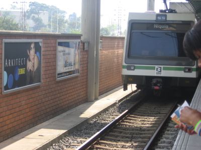 Metro de Medellin arribando en una de sus estaciones
SENIA SALAZAR MALDONADO 2008
Palabras clave: METRO