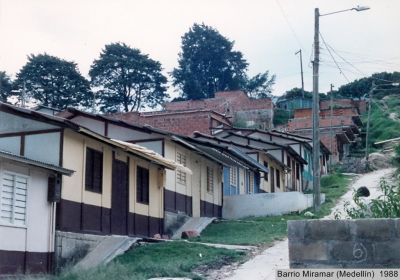 Vías de acceso peatonal a las viviendas: Proyecto de vivienda prefabricada en el Barrio Miramar
Universidad Nacional de Colombia, 1988
Palabras clave: Vivienda prefabricada Barrio Miramar ICT Programa de vivienda estatal Calidad habitacional