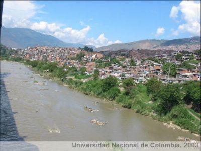 Viviendas a orillas del Río Medellín en el Barrio Moravia 
Universidad Nacional de Colombia, 2003
Palabras clave: Barrio Moravia Rio Medellín