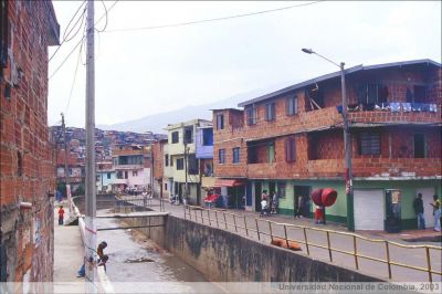 Espacio público y pasos peatonales sobre la Quebrada La Bermejala (Barrio Moravia)
Universidad Nacional de Colombia, 2003
Palabras clave: Barrio Moravia Cuencas Mejoramiento