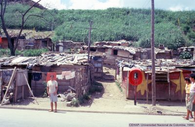 Viviendas precarias al borde de la vía en el Barrio Moravia, 1988
Gilberto Arango, 1988
CEHAP
Palabras clave: BARRIO MORAVIA MEJORAMIENTO BARRIAL 1988