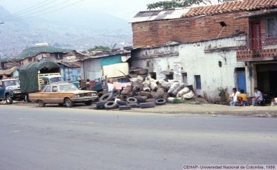 Talleres mecánicos y disposición de llantas en el Barrio Moravia
Gilberto Arango, 1988
CEHAP
Palabras clave: BARRIO MORAVIA MEJORAMIENTO BARRIAL 1988