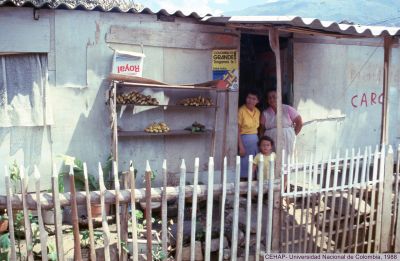 Vivienda precaria en el Barrio Moravia 1988
Gilberto Arango, 1988
CEHAP
Palabras clave: BARRIO MORAVIA MEJORAMIENTO BARRIAL 1988