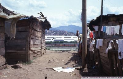 Viviendas barrio Moravial, al fondo Terminal de Transportes y Ferrocarril 
Gilberto Arango, 1988
CEHAP
Palabras clave: BARRIO MORAVIA MEJORAMIENTO BARRIAL 1988