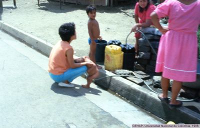 Abastecimiento de agua en el Barrio Moravia
Gilberto Arango, 1988
CEHAP
Palabras clave: BARRIO MORAVIA MEJORAMIENTO BARRIAL 1988