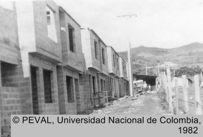 Primeras viviendas del proyecto de autoconstrucción de la Organización de Destechados Camilo Torres en Pereira
Peval, 1982
Palabras clave: Autoconstrucción Vivienda Pereira