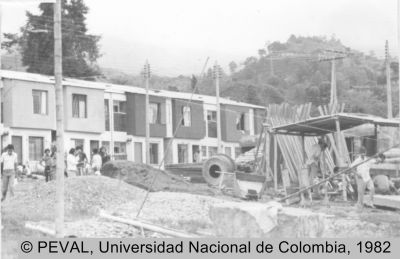 Las primeras viviendas del proyecto de autoconstrucción de la Organización de Destechados Camilo Torres
Peval, 1982
Palabras clave: Autoconstrucción Vivienda Pereira