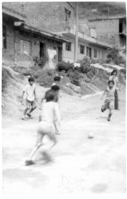 Jugando futbol en la calle del Barrio
Unal - Facultad de Arquitectura, 1976
Palabras clave: Recreación Barrios Medellín Juegos Callejeros