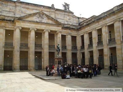 Visita pedagogica con ninos en las afueras del Edificio del Senado de la Republica en la Plaza Bolivar de Bogota
CEHAP, 2009
Palabras clave: PLAZAS BOGOTA