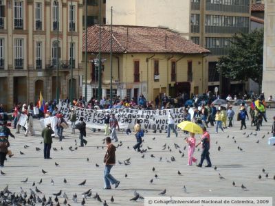 Marcha de personas desplazadas en la plaza de Bolivar en Bogota
CEHAP, 2009
Palabras clave: PROTESTAS BOGOTA