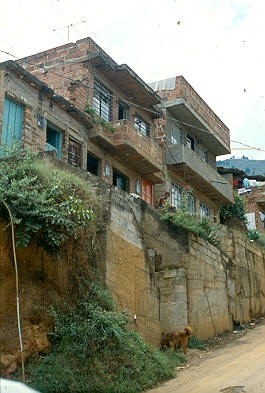 Casas en parte alta, calle sin pavimentar
CEHAP-1987
Palabras clave: CALLES SIN PAVIMENTAR VILLATINA