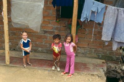 Niños jugando en el exterior de su casa
CEHAP-1987
Palabras clave: NIÑOS JUGANDO