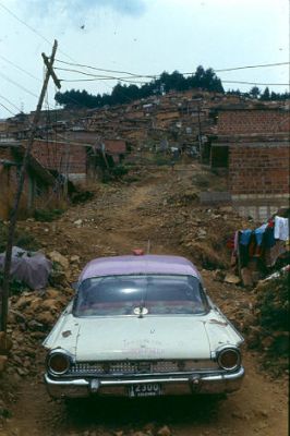 Calle sin pavimentar de acceso a viviendas
CEHAP-1987
Palabras clave: CALLES BARRIO INVASION