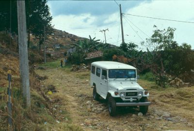 Via sin pavimentar en Villatina
CEHAP-1987
Palabras clave: CALLES VIAS BARRIOS INVASION