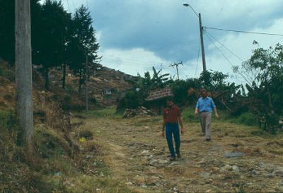 Camino sin pavimentar de acceso al barrio Villatina
CEHAP-1987
Palabras clave: CALLES