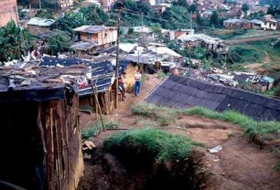 Techos en carton sostenidos con piedras
CEHAP, 1987
Palabras clave: RANCHOS VIVIENDAS BARRIOS DE INVASION VILLATINA