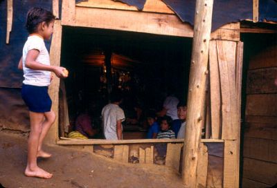 Tienda del barrio Villatina construida con madera de desecho
CEHAP-1987
Palabras clave: VILLATINA BARRIO INVASION VIVIENDA Y ECONOMIA