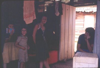 Familia en el interior de vivienda en Villatina
CEHAP-1987
Palabras clave: VILLATINA VIVIENDA