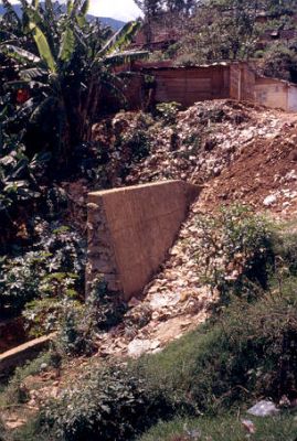 Botaderos escombros y residuos cercano a viviendas en el barrio Villatina
CEHAP-1987
Palabras clave: VILLATINA ZONAS DE RIESGO