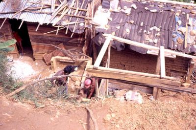 Construccion de ranchos de invasion en el Barrio Villatina
CEHAP-1987
Palabras clave: VILLATINA INVASIONES MEDELLIN