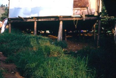 Casa construida en ladera de alto riesgo
CEHAP-1987
Palabras clave: VIVIENDA EN LADERA VILLATINA ZONAS DE RIESGO