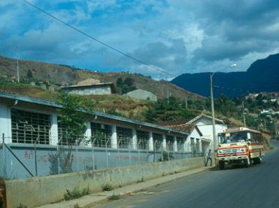 Vía principal y bus de transporte público en el sector Villatina
CEHAP-1987
Palabras clave: VIAS VILLATINA