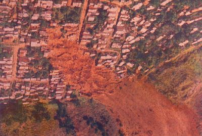 Vista de la zona del deslizamiento del barrio Villatina en 1987
©Archivo El Colombiano, 1987
Palabras clave: DESLIZAMIENTOS VILLATINA DESASTRES