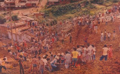 Socorristas y gente ayudando en la  zona de la tragedia del barrio Villatina en 1987
©Archivo El Colombiano, 1987
Palabras clave: VILLATINA DESLIZAMIENTOS