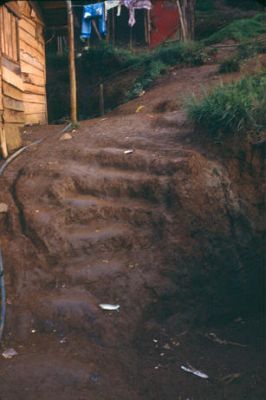 Via de acceso a ranchos en Villatina
CEHAP-1987
Palabras clave: VIVIENDA VILLATINA VIAS