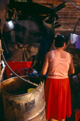 Suministro de agua al interior vivienda de invasion
CEHAP-1987
Palabras clave: VILLATINA INVASION