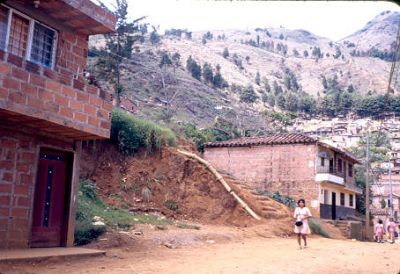 Calle sin pavimentar en el barrio villatina 
CEHAP-1987
Se visualiza el cerro pan de azucar

Palabras clave: CALLE SIN PAVIMENTAR VILLATINA