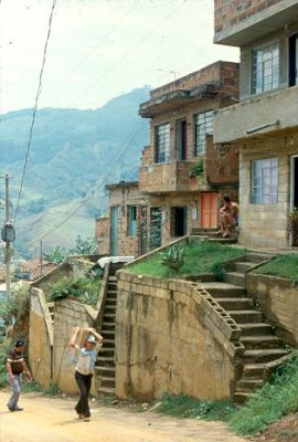 Escaleras de acceso a viviendas en Villatina
CEHAP-1987
Palabras clave: VIVIENDAS VILLATINA ESCALAS