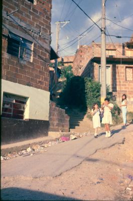 Calle del Barrio Popular en mal estado
Cehap, AT-PHP, 1987
Palabras clave: DESASTRES CALLES MEDELLIN