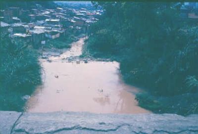 Casas al borde de la Quebrada La Iguana
CEHAP, ATT-PHP, 1987
Palabras clave: QUEBRADAS LA IGUANA ZONAS DE RIESGO