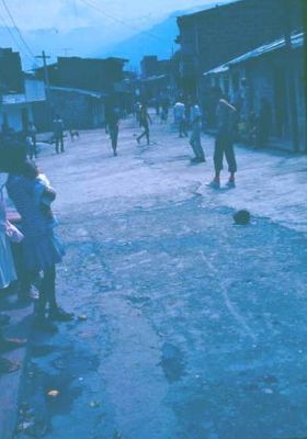 Calle sin pavimentar en la Iguana
CEHAP, ATT-PHP, 1987
Palabras clave: BARRIOS INFORMALES LA IGUANA CALLES